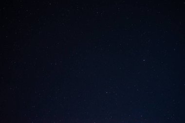 Gece gökyüzündeki yıldızlar Kapatın