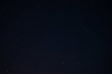 Gece gökyüzündeki yıldızlar Kapatın