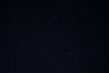 Gece gökyüzündeki yıldızlar Kapatın