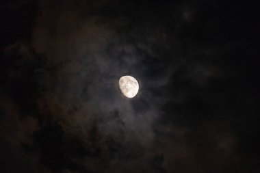 Yıldızların ve bulutların arasındaki ay