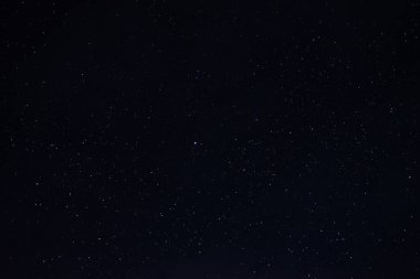 Gece gökyüzünde yıldızlar, yakın plan. Yaz gecesi gökyüzü