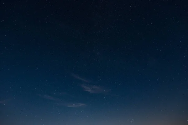 夏の夜の雲と星空 — ストック写真