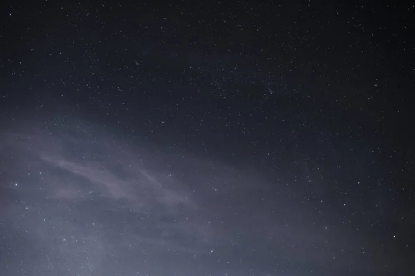Звёздное Небо Облаками Летней Ночью — стоковое фото