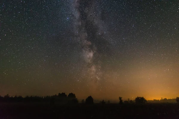 Sterrenhemel Met Melkachtige Weg Het Veld Met Mist Zomernacht — Stockfoto