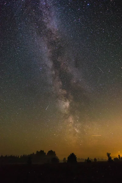 Cielo Estrellado Con Vía Láctea Sobre Campo Con Niebla Noche — Foto de Stock