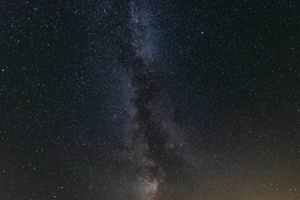 Yazın Yıldızlı Gökyüzünde Samanyolu — Stok fotoğraf