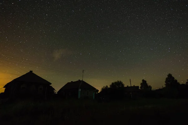 Hvězdná Obloha Nad Domy Typické Ruské Vesnici Letní Noci — Stock fotografie