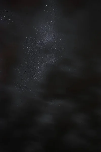 Γαλαξίας Στο Νυχτερινό Ουρανό Μέσα Από Σύννεφα Μια Καλοκαιρινή Νύχτα — Φωτογραφία Αρχείου