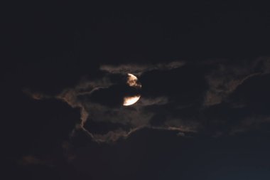 Yıldızların ve bulutların arasındaki ay