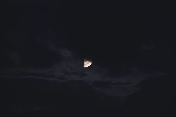 星と雲の間の月 — ストック写真