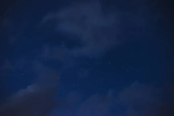 Звезды Ночном Небе Сквозь Облака Летнюю Ночь — стоковое фото