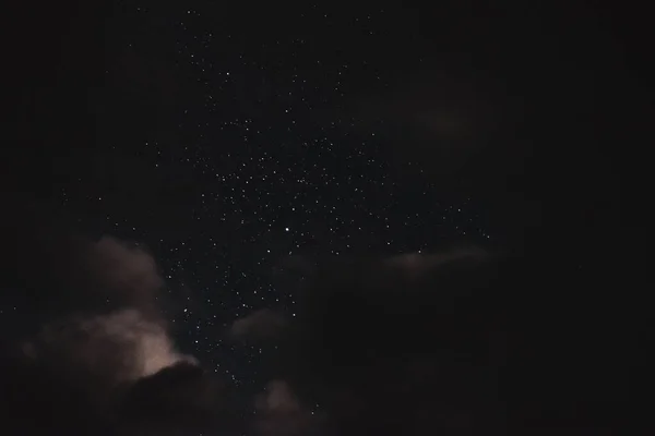 Sterne Nachthimmel Durch Die Wolken Einer Sommernacht — Stockfoto
