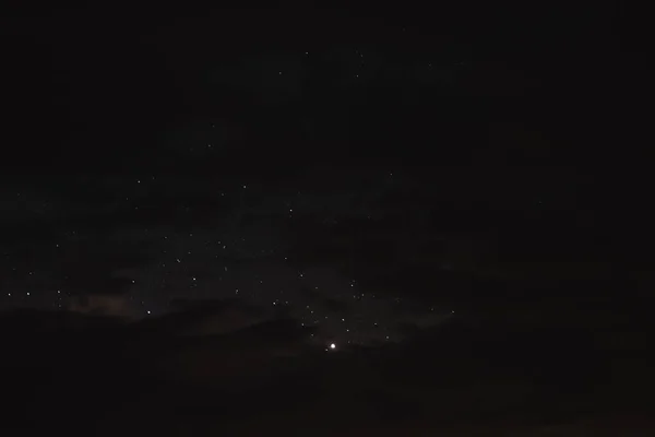 Estrellas Cielo Nocturno Través Las Nubes Una Noche Verano — Foto de Stock