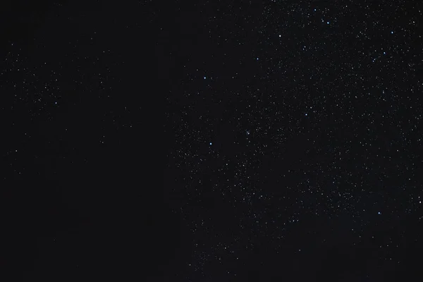 Estrelas Céu Noturno Através Das Nuvens Uma Noite Verão — Fotografia de Stock