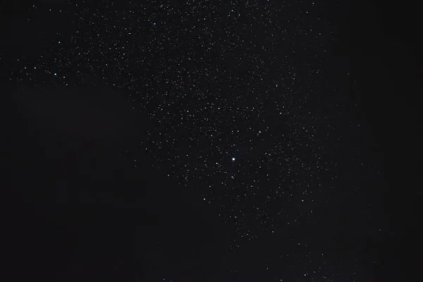 夏日的夜晚 夜空中的星星穿过云彩 — 图库照片