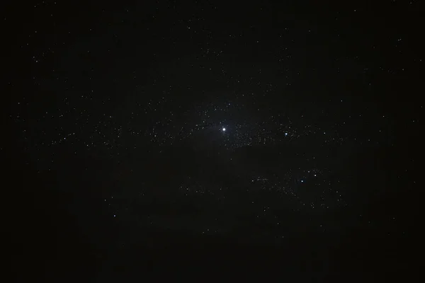 Stjärnor Natthimlen Genom Molnen Sommarnatt — Stockfoto
