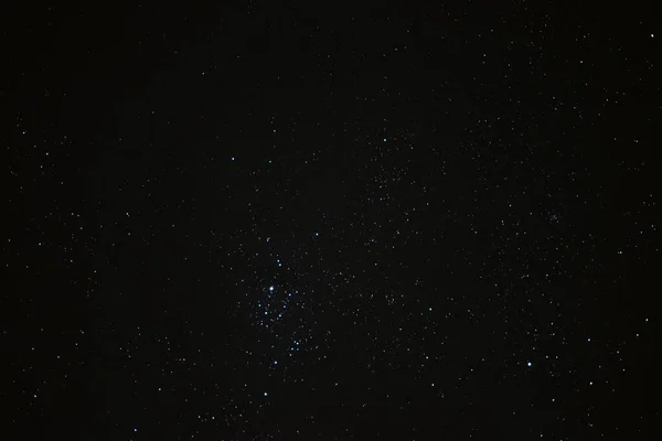 Αστέρια Στο Νυχτερινό Ουρανό Μέσα Από Σύννεφα Μια Καλοκαιρινή Νύχτα — Φωτογραφία Αρχείου