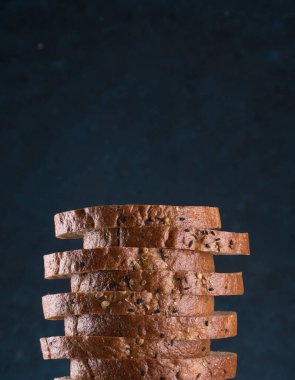 Gri arka planda eski ahşap tepside buğday unlu ev yapımı beyaz buğday ekmeği. Üst görünüm