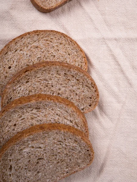 Κομμένο Σπιτικό Άσπρο Μαύρο Ψωμί Σιταριού Αλεύρι Σιταριού Παλιό Ξύλινο — Φωτογραφία Αρχείου