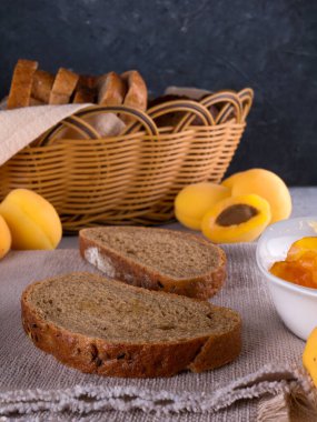 Sabah kahvaltısı ekmek ve reçel. Kahvaltı için kayısı reçeli. diyet reçeli Vegan için reçel