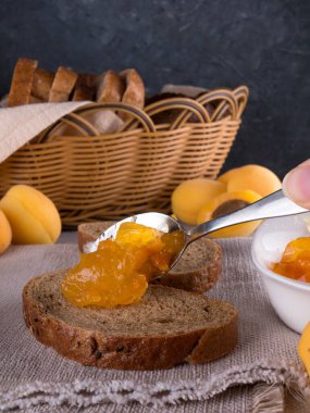 Sabah kahvaltısı ekmek ve reçel. Kahvaltı için kayısı reçeli. diyet reçeli Vegan için reçel