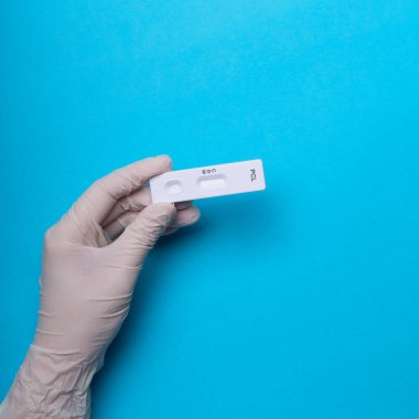Novel Coronavirus, SARS-CoV-2 'nin IgM ve IgG antikorlarını tespit etmek için COVID-19 testi pozitif sonuç verdi. Coronavirus Express Test kartı. Mavi arka planda Covid-19 hızlı test. Coronavirus testi.