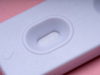 Novel Coronavirus, SARS-CoV-2 'nin IgM ve IgG antikorlarını tespit etmek için COVID-19 testi pozitif sonuç verdi. Coronavirus Express Test kartı. Mavi arka planda Covid-19 hızlı test. Coronavirus testi.