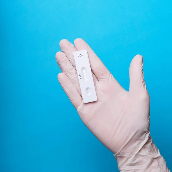 Novel Coronavirus, SARS-CoV-2 'nin IgM ve IgG antikorlarını tespit etmek için COVID-19 testi pozitif sonuç verdi. Coronavirus Express Test kartı. Mavi arka planda Covid-19 hızlı test. Coronavirus testi.