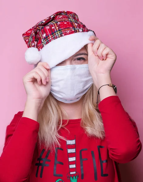 Молода Жінка Медичною Маскою Капелюхом Санти Рожевому Фоні Різдво Карантин — стокове фото