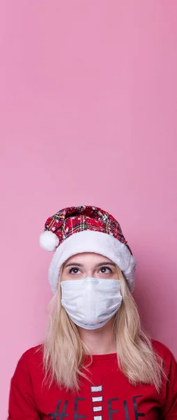 Молода Жінка Медичною Маскою Капелюхом Санти Рожевому Фоні Різдво Карантин — стокове фото