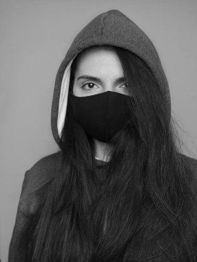 Sarı arka planda maskeli bir kadın. covid 19