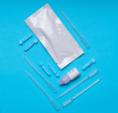 Novel Coronavirus, SARS-CoV-2 'nin IgM ve IgG antikorlarını tespit etmek için COVID-19 testi pozitif sonuç verdi. Coronavirus Express Test kartı. Mavi arka planda Covid-19 hızlı test. Coronavirus testi.