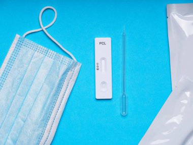 Novel Coronavirus, SARS-CoV-2 'nin IgM ve IgG antikorlarını tespit etmek için COVID-19 testi pozitif sonuç verdi. Coronavirus Express Test kartı. Mavi arka planda Covid-19 hızlı test. Coronavirus testi.