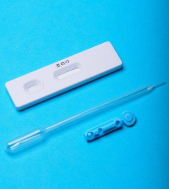 Novel Coronavirus, SARS-CoV-2 'nin IgM ve IgG antikorlarını tespit etmek için COVID-19 testi pozitif sonuç verdi. Coronavirus Express Test kartı. Mavi arka planda Covid-19 hızlı test. Coronavirus testi.