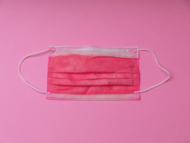 Cerrahi tek kullanımlık tıbbi maskeler, pembe arka planda koruyucu maske.