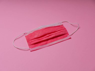 Tıbbi maskeli koruyucu bir maske. Beyaz arka plan. Üst Manzara. kopyalama alanı. Kapat.