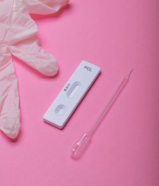 Novel Coronavirus, SARS-CoV-2 'nin IgM ve IgG antikorlarını tespit etmek için COVID-19 testi pozitif sonuç verdi. Coronavirus Express Test kartı. Pembe arka planda Covid-19 hızlı test. Coronavirus testi. maske