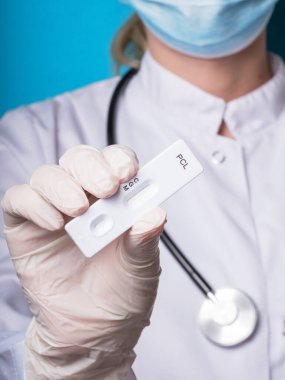 Doktor ya da tıp teknisyeni, İgM ve IgG antikorlarının Novel Coronavirus, SARS-CoV-2 'ye gönderildiğini tespit etmek için hızlı bir COVID-19 testi gösteriyor. Covid-19 'a karşı bağışıklık, solunum viral pnömonisi.