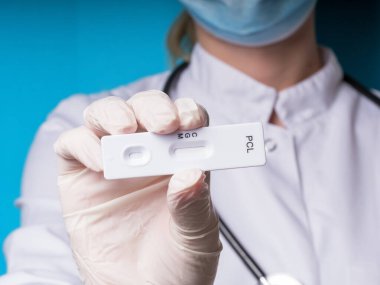 Doktor ya da tıp teknisyeni, İgM ve IgG antikorlarının Novel Coronavirus, SARS-CoV-2 'ye gönderildiğini tespit etmek için hızlı bir COVID-19 testi gösteriyor. Covid-19 'a karşı bağışıklık, solunum viral pnömonisi.