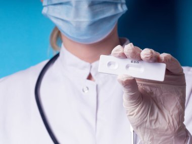 Doktor ya da tıp teknisyeni, İgM ve IgG antikorlarının Novel Coronavirus, SARS-CoV-2 'ye gönderildiğini tespit etmek için hızlı bir COVID-19 testi gösteriyor. Covid-19 'a karşı bağışıklık, solunum viral pnömonisi.