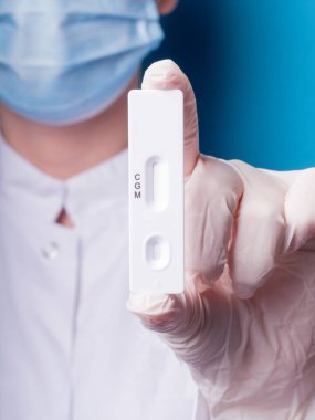 Doktor ya da tıp teknisyeni, İgM ve IgG antikorlarının Novel Coronavirus, SARS-CoV-2 'ye gönderildiğini tespit etmek için hızlı bir COVID-19 testi gösteriyor. Covid-19 'a karşı bağışıklık, solunum viral pnömonisi.