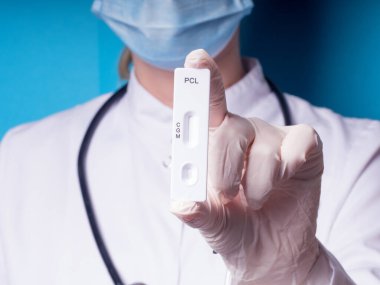 Doktor ya da tıp teknisyeni, İgM ve IgG antikorlarının Novel Coronavirus, SARS-CoV-2 'ye gönderildiğini tespit etmek için hızlı bir COVID-19 testi gösteriyor. Covid-19 'a karşı bağışıklık, solunum viral pnömonisi.