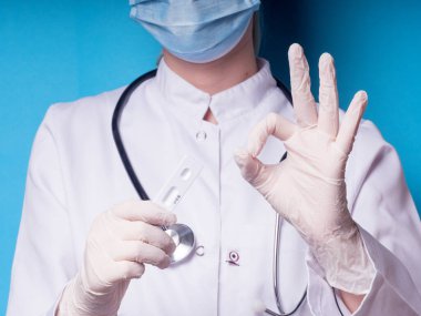 Doktor ya da tıp teknisyeni, İgM ve IgG antikorlarının Novel Coronavirus, SARS-CoV-2 'ye gönderildiğini tespit etmek için hızlı bir COVID-19 testi gösteriyor. Covid-19 'a karşı bağışıklık, solunum viral pnömonisi.