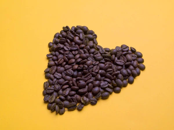 Kalp Şeklinde Kavrulmuş Kahve Çekirdekleri Kavrulmuş Kahve Çekirdeği Kağıt Bardak — Stok fotoğraf