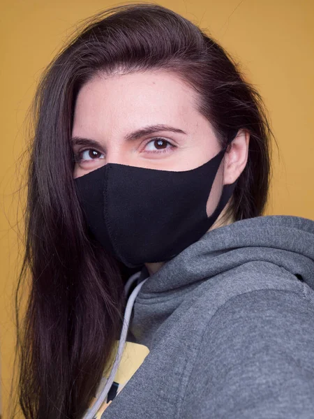 Mulher Com Máscara Fundo Amarelo Vívido — Fotografia de Stock