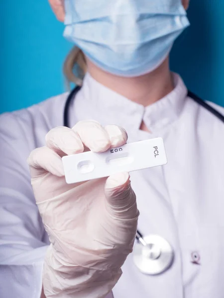 Médico Medtech Mostra Teste Laboratório Rápido Covid Para Detectar Anticorpos — Fotografia de Stock