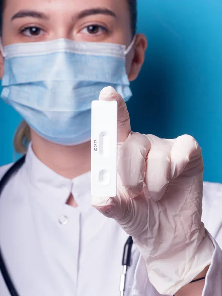 Doctor Medtech Toont Snelle Laboratorium Covid Test Igm Igg Antilichamen — Stockfoto