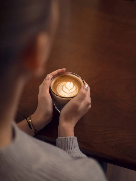 Kawa Latte Wysokiej Szklance Kawa Drewnianym Stole Kamienny Mur Klasyczne — Zdjęcie stockowe