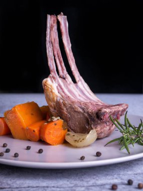 Zarif kuzu budu. Havuçlu kuzu pirzolası. 