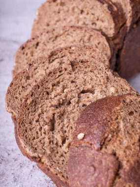 Beyaz gri arka planda taze ekmek